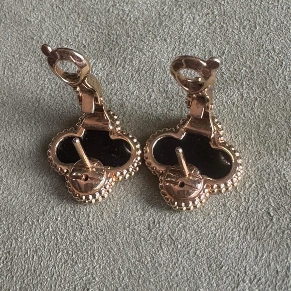 🟥SOLD🟥 Van Cleef and Arpels Onyx Vintage Alhambra Earrings - Picture 4 of 10
